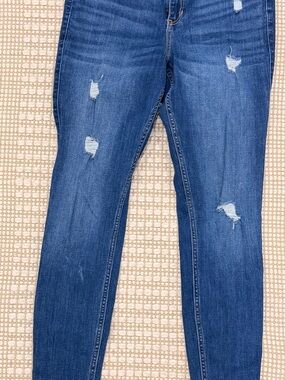 Classic Distressed Women's Jeans - Blue